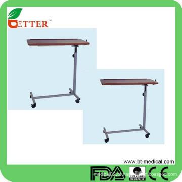 Mesa ajustable sobre cama com rodízios